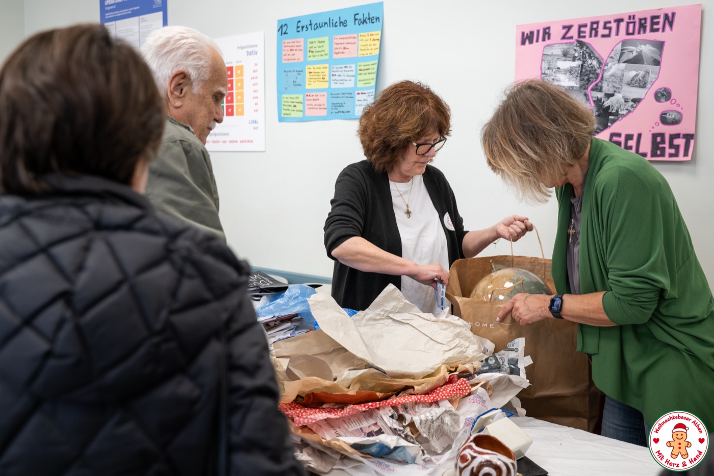 Ehrenamtliche sortieren und verpacken gespendete Waren beim Weihnachtsbasar Athen
