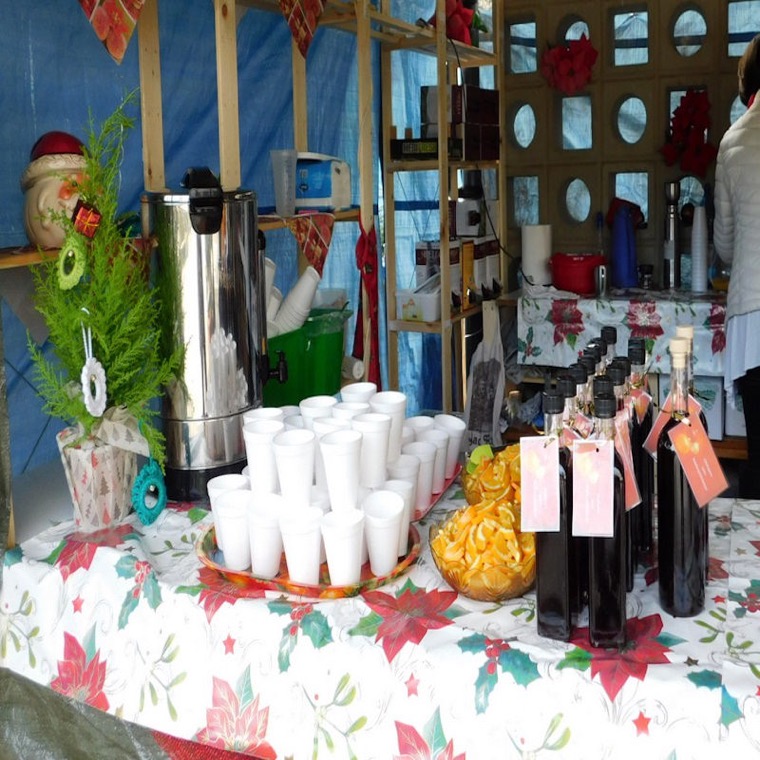 Glühwein & Getränke – Traditioneller Glühwein, frischer Orangensaft, Bier und vieles mehr.