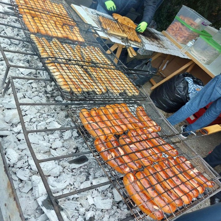 Kulinarisches im Hof – Brat- und Leberkäse, Kartoffelsalat, Sauerkraut, Kürbissuppe und Brezeln.