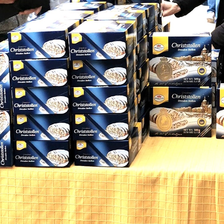 Spezialitäten aus Deutschland – Deutsche Köstlichkeiten – darunter echter Dresdner Stollen.