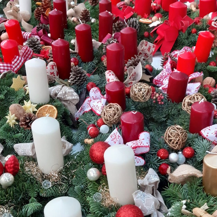 Adventskränze – Handgefertigt mit Tannengrün, Kerzen und liebevollen Details.